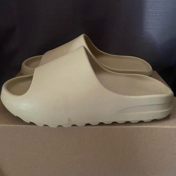 Beige slides - Picture 1 of 2